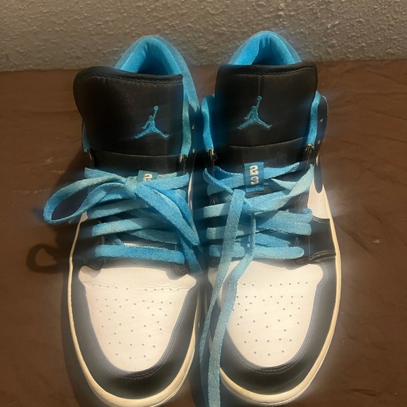 Jordan Athletic Shoes - Blue, Black, White Air Jordan Low SE Laser Blue - Picture 2 of 8